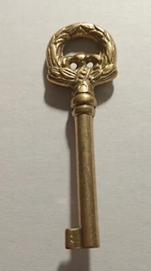 Vintage Brass Bow & Wreath Key. (7.7cm) - Picture 1 of 2
