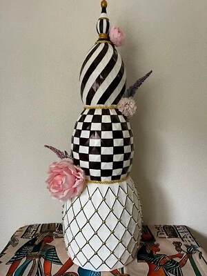 Topiaria de ovos empilhável pintada à mão extravagante, decorativa quadriculada preta e branca - Imagem 1 de 4