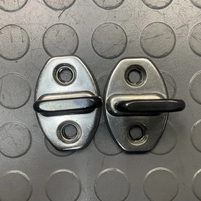 Volkswagen CC 2009-2013 cerradura de puerta delantera golpeador placa de soporte par de 2 OEM Foto 1 de 4