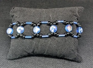 Lebendiges Armband aus facettiertem Kristallglas in Schwarz und Blau Glanz - Bild 1 von 9