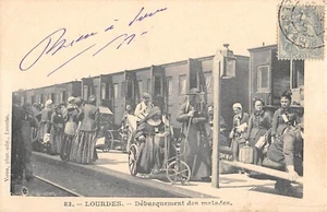 CPA 65 LOURDES / DEBARQUEMENT DES MALADES - Picture 1 of 1