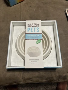 Martha Stewart Pets Tazón para Perros Fácil Medida Crema Antideslizante Parte Inferior Nuevo - Imagen 1 de 2