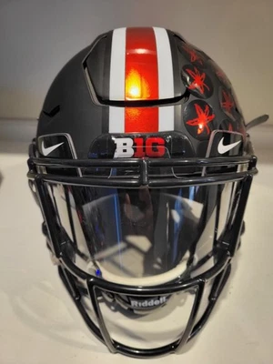 Casco de fútbol americano personalizado Ohio State Buckeyes Dark KNIGHT Foto 1 de 4