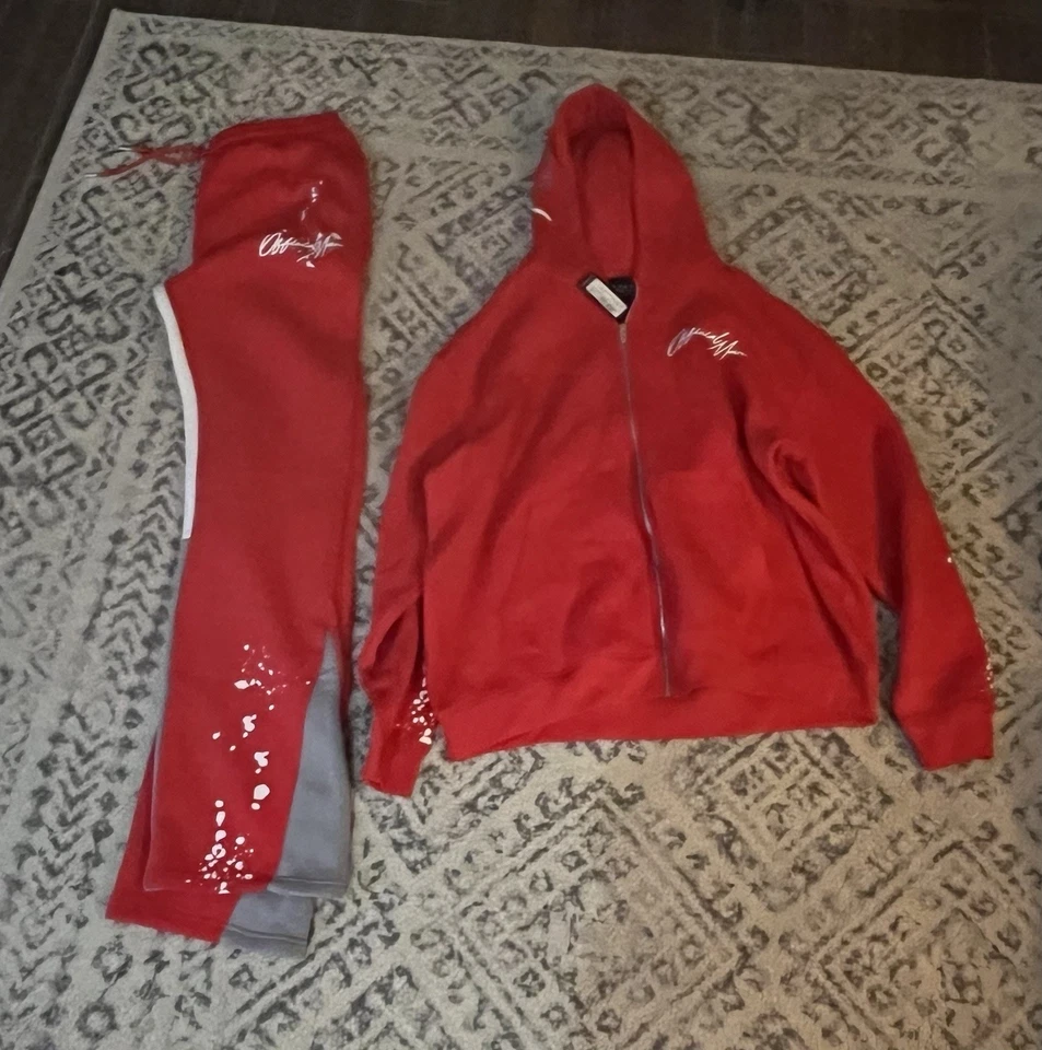BOO HOO MAN: Conjunto de chándal grande con capucha/pantalones deportivos joggers pintura roja mancha Foto 1 de 4