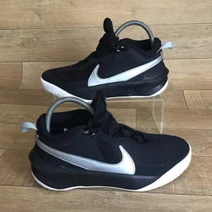 Nike Team Hustle D10 GS Baloncesto Negro Entrenadores Reino Unido 6 - UE 39 EE. UU. 6,5 Jóvenes Niños - Imagen 1 de 14