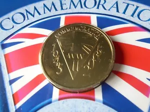 ROYAL MINT 1945-2005 VE DAY 50TH ANNIVERSARY END OF WWII  MEDAL - Picture 1 of 4