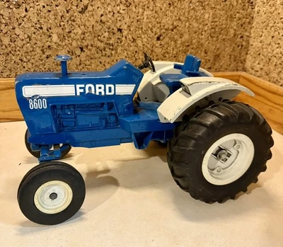 Vintage Ertl Ford 8600 Wide Front Tractor 1/12 Scale Die Cast Metal Toy Tractor - Image 1 of 4
