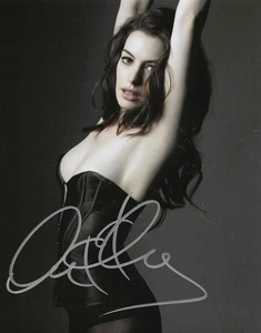 ANNE HATHAWAY signed 8x10 with COA ... BATMAN "The Dark Knight Rises" - Picture 1 of 3