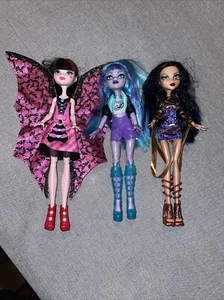 Muñecas Monster High, Lote de 3, Draculaura, Cleo y Twyla ¡LIMPIAS! - Imagen 1 de 8