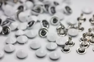 Da 50pz a 1000pz a scelta borchie a cono con rivetto 9mm colore bianco smaltato - Picture 1 of 1