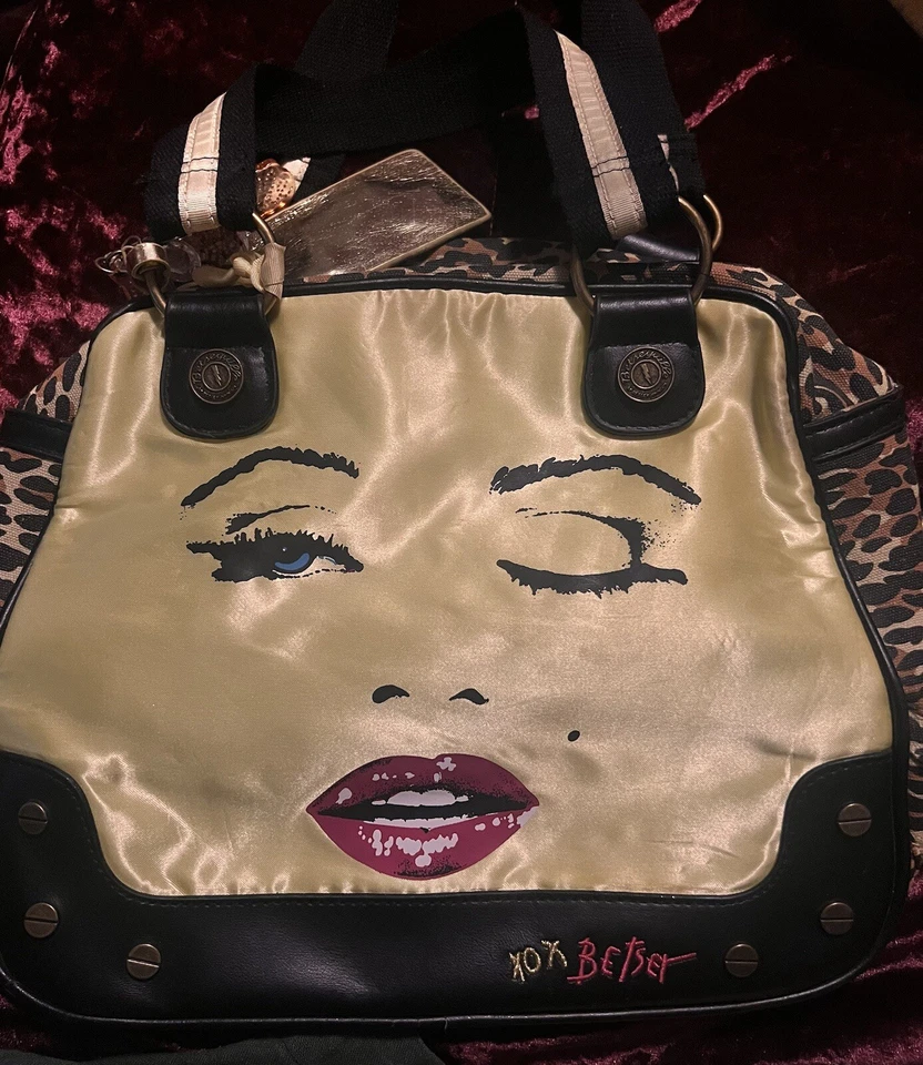 Bolsa de ombro Betseyville por Betsey Johnson Diamond Girl Marilyn Monroe Wink  - Imagem 1 de 4