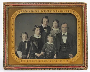 DAGUERREOTYPE tiers de plaque Représente une famille Coffret cuir USA Vers 1855 - Picture 1 of 4