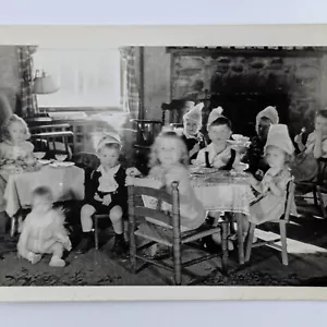 Fotografia d'epoca bambini ad una festa di compleanno mobili per bambini 1945 istantanea - Foto 1 di 4