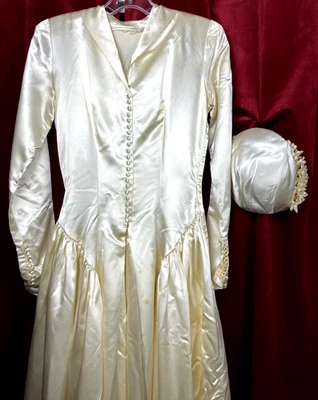 Vestido de novia de seda líquida satinado años 50 con sombrero azahar Foto 1 de 4