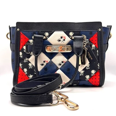 Auténtico bolso/bross COACH SWAGGER PATCHWORK FLORAL ACOLCHADO con bolsa para el polvo y correa Foto 1 de 4