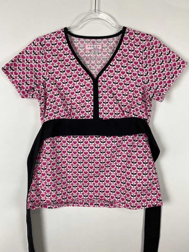 Blusa Médica Koi Talla Pequeña Rosa Corazón Flores Corbata Negra 109PR Enfermería Médica S Foto 1 de 4
