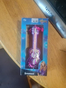 Neu HANNAH MONTANA Glas Weihnachtsschmuck LILA GITARRE Miley Cyrus - Bild 1 von 4