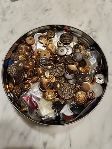 Knopfbox - 3 Pfund Knöpfe zum Nähen und Basteln - Bild 1 von 3