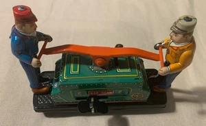 Vtg 1950s Kyodo Press Co. Tin Wind Up "Tom & Dick" Railroad Hand Car Toy Japan - Picture 1 of 8