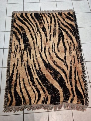 RAYMOND WAITES Tapiz Chenille Estampado Animal Cebra Rayas 62"L x 44" W Foto 1 de 4