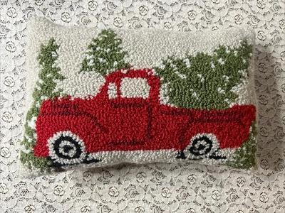 "Almohada de punta de aguja enganchada de pino de Navidad para camioneta pickup roja usada en excelente estado" Foto 1 de 4