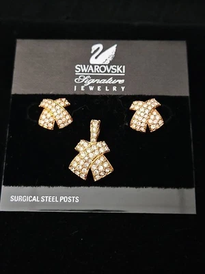 Brincos Swarovski Pavê Cristal X e Pingente Correspondente Banhado a Ouro Cisne Assinado  - Imagem 1 de 4