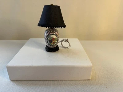 Lámpara de mesa miniatura de porcelana "asiática" para casa de muñecas con pantalla de tela, electrificada Foto 1 de 2