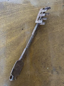Ancienne Clé en Fer Forgé à Identifier Quelques Décors - Foto 1 di 9