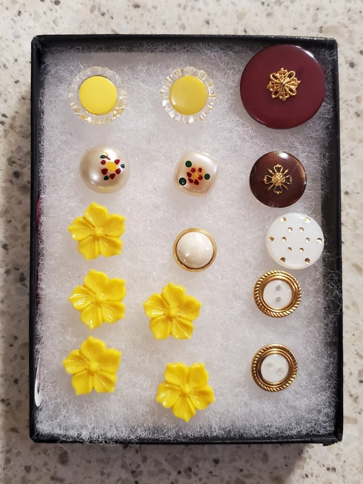 VINTAGE ACCENT BUTTONS COLLECTION OF 15  D12-LOT #55 - Image 1 of 1