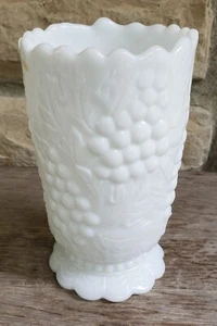 Imperial weißes Milchglas offene Vase Trauben 5 7/8" hoch seltene Form - Bild 1 von 5