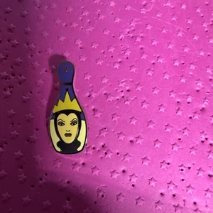 DISNEY DLR 2008 HIDDEN MICKEY SERIES BOWLING PIN VILLAIN COLLECTION EVIL QUEEN - Foto 1 di 2