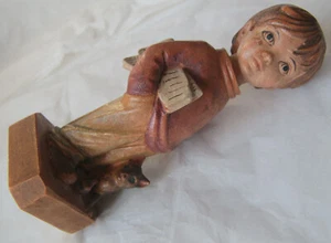 Kitsch / Vintage Carved Wooden Figure - Boy w/ Newspaper + Kitten - Picture 1 of 13
