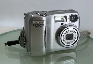 Nikon Coolpix 3200 3.2MP COMPACT DIGITAL CAMERA SILVER + WIRE TESTED - 966 - Picture 1 of 8