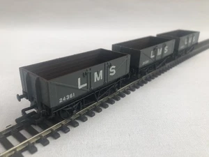 Rake Of 3 x Mainline 37-130 OO Gauge LMS 5-plank Open Wagons 24361 Grey Nr Mint - Foto 1 di 13