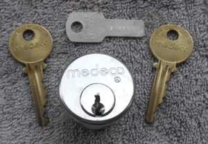 NOS Medeco High Security Lock Cylinder with 2 five pin Keys and tag card - Picture 1 of 2