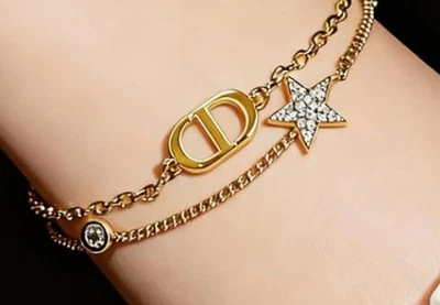 Preciosa pulsera de doble hebra cristal estrella logotipo CD Dior icónico $520 Foto 1 de 4