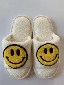 YOUTH GIRLS OFF-WHITE TERRY SLIPPERS W/SMILEY FACE SIZES 3/4 NWOT - Picture 1 of 2