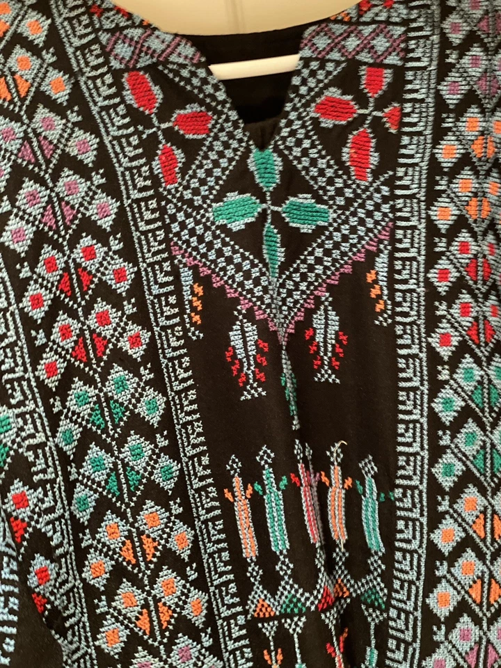 Hermoso caftán bordado a mano (delantero y trasero) hecho en Petra, Jordania.  Foto 1 de 3