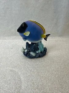 Poisson tropical jaune et bleu décoratif et corail - Photo 1/4