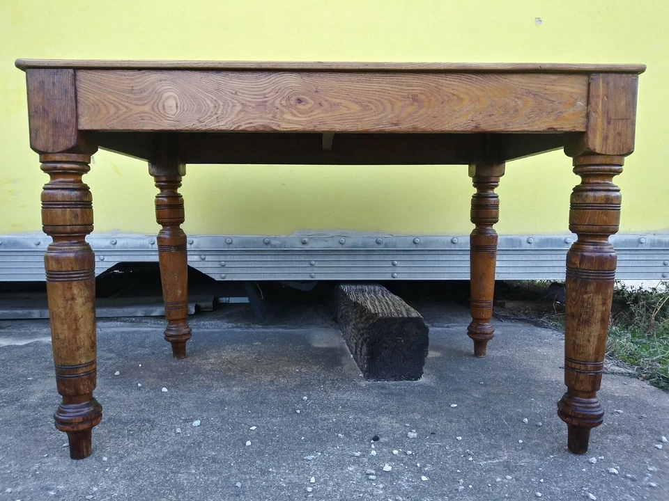 Mesa de comedor rústica de roble primitiva de granja Foto 1 de 1