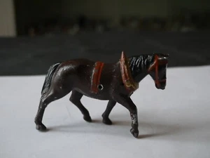 FIGURINE EN PLOMB BF FERME CHEVAL MARRON A ATTELÉ AVEC COLLIER - Picture 1 of 2