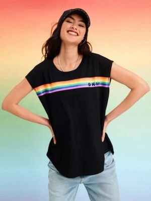 Camisa DKNY Talla Pequeña Logo Arco Iris Camiseta sin Mangas Negra Deportiva Gran Tamaño Orgullo LGBTQ Foto 1 de 4