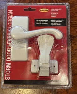 Manija de puerta Larson Georgiana blanca retrofit Storm decorativa se adapta a varios - Imagen 1 de 2