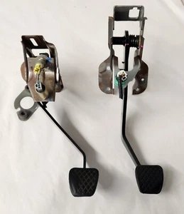04-06 Acura TL Brake + clutch pedal manual transmission, plate firewall MT6 - Picture 1 of 4
