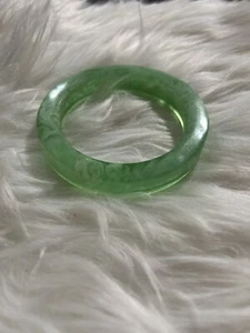 Bright Lime Green Lucite Bangle Bracelet Unsigned 1960’s 1970’s - Picture 1 of 5
