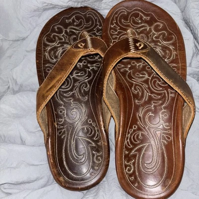 Sandálias chinelo bordadas de couro Olu Kai marrom mekila  - Imagem 1 de 4