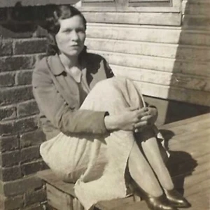 Vintage Schnappschuss Foto sehr schöne junge 30er Jahre Frau s/w Fotografie - Bild 1 von 3