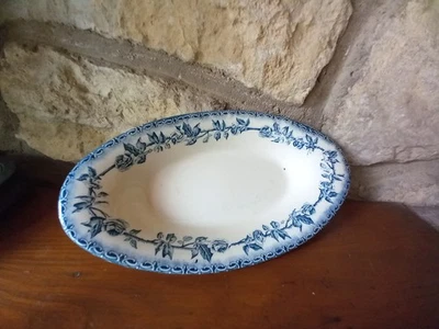 Ravier petit plat ovale terre de fer frise guirlande Roses gris-bleu  H.B &Cie  - Photo 1/4