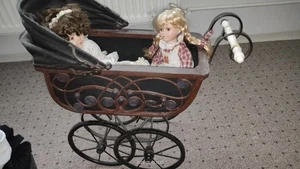 Alter filigran Gearbeiteter Holz Puppenwagen Vintage m. 2 Puppen - Bild 1 von 12