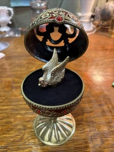 Uovo musicale vintage rosso e oro - Foto 1 di 9